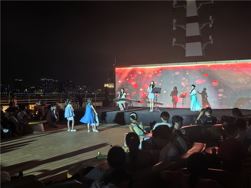 長江甲板聲浪派對，氛圍熱烈。