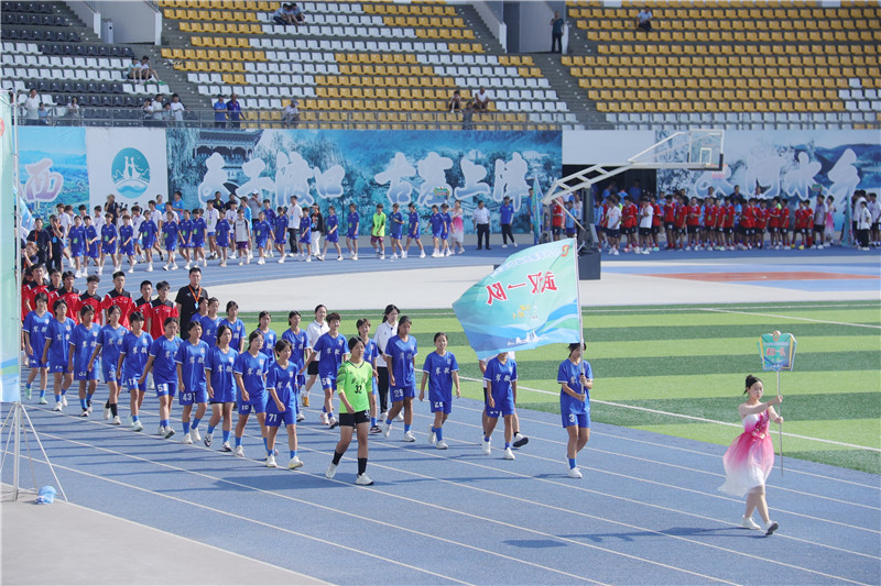 足球運動員入場儀式。延洪鑫攝