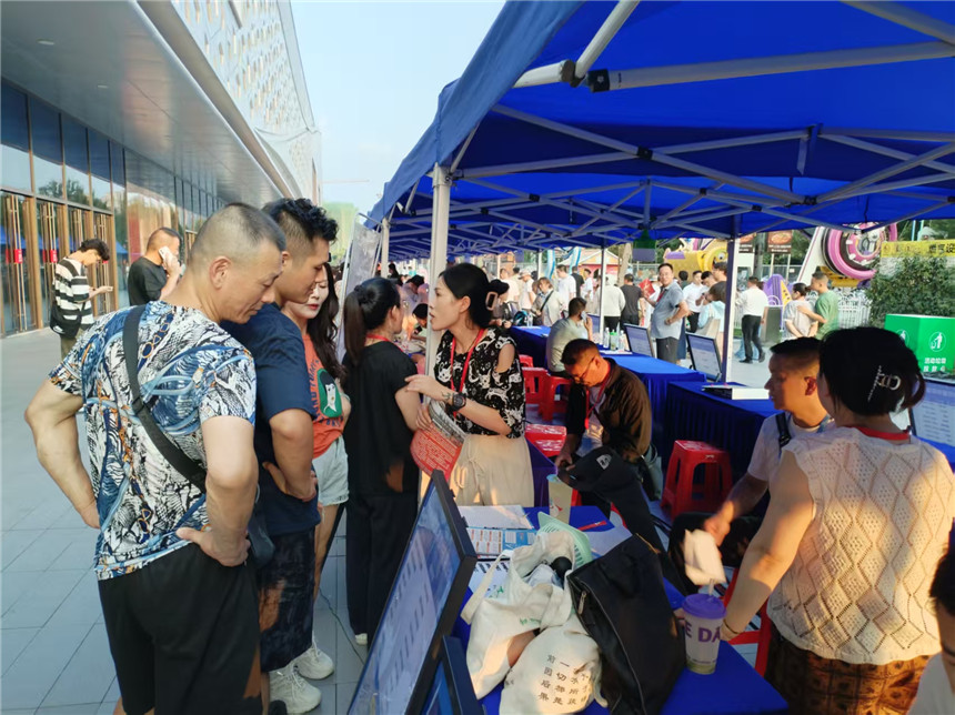 “夜市”招聘點亮求職路