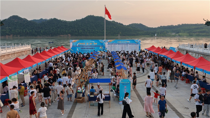 “夜市”招聘點(diǎn)亮求職路【13】