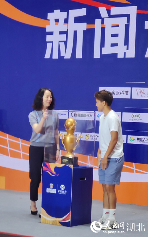 球星王霜和象征聯(lián)賽最高榮譽(yù)的超級(jí)杯一同亮相。人民網(wǎng)記者 郭婷婷攝