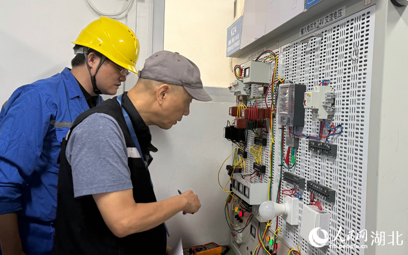 考生正在進(jìn)行低壓電工作業(yè)實(shí)操考試。人民網(wǎng)記者 張沛攝