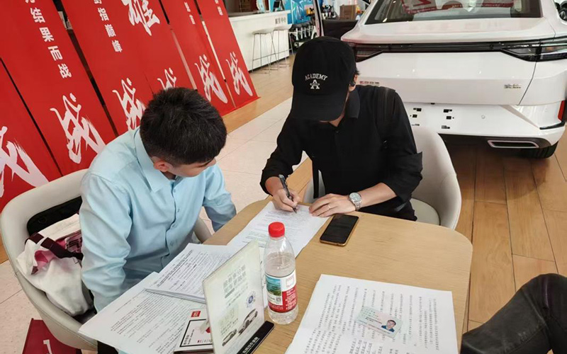 政府消費券點燃購車熱情。