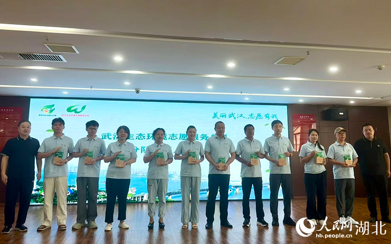 為各區(qū)生態(tài)環(huán)境志愿服務(wù)分隊召集人頒發(fā)聘書。人民網(wǎng)記者 張沛攝