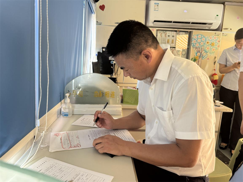 獻(xiàn)血黨員進(jìn)行信息登記