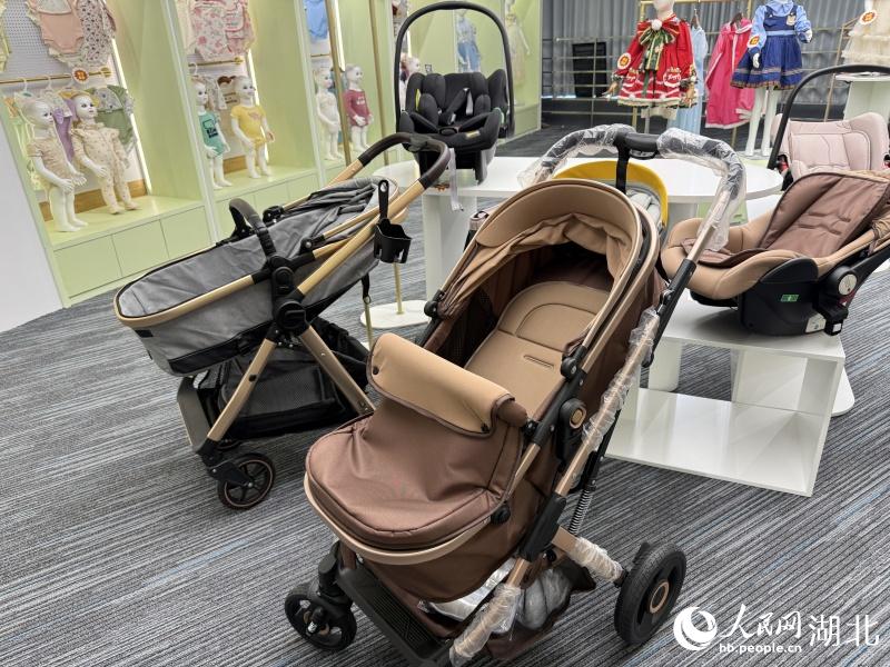 中國（鄂州）跨境電商產(chǎn)業(yè)園的展銷區(qū)。人民網(wǎng)記者 張雋攝