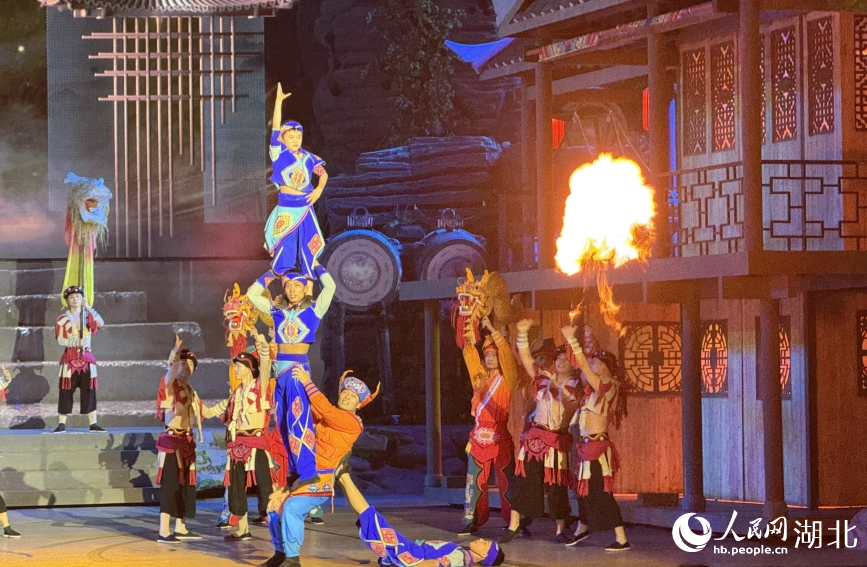 雜技表演《騰龍飛舞》。人民網(wǎng)記者 周恬攝