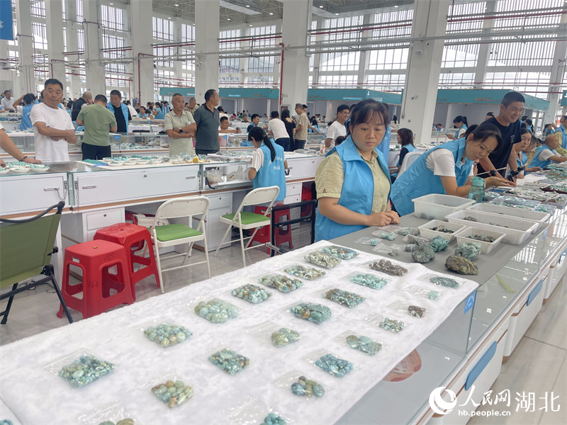 國際珠寶交易中心里的商家正在售賣綠松石。人民網(wǎng)記者 周倩文攝
