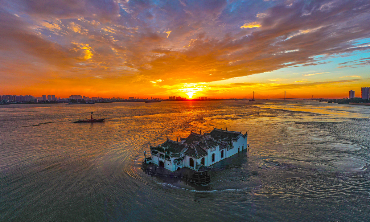 《波濤中的觀音閣》汪涌 攝