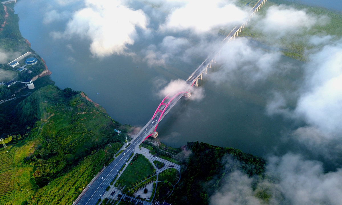 《云霧繚繞的漢江》曹忠宏 攝