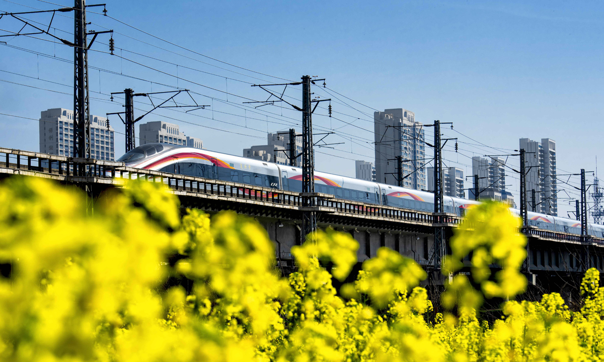 《動車從我家門過》李長松 攝