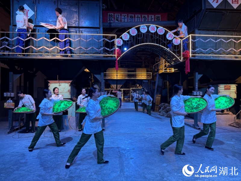 沉浸式大秀《一葉芳華》。人民網(wǎng)記者 張雋攝