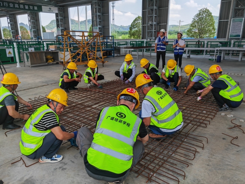 在廣盛職業(yè)技能培訓(xùn)學(xué)校，學(xué)員在進行鋼筋綁扎作業(yè)。同時，這也是鋼筋工高級工考核認定現(xiàn)場。范昊天攝