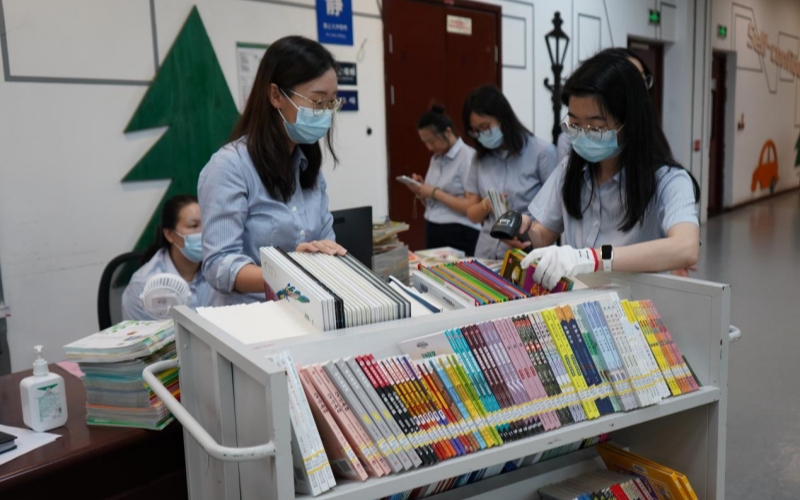 工作人員為讀者筑牢服務保障。