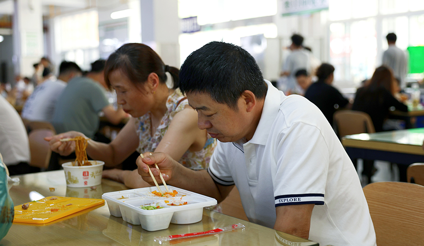 新生家長品嘗“放心餐”。芮雨欣攝