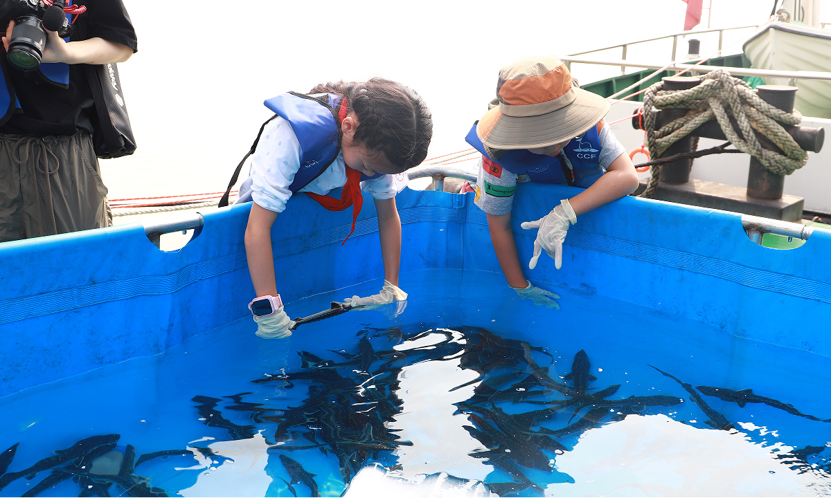 《小學生觀察中華鱘》 陳雪瑩 攝