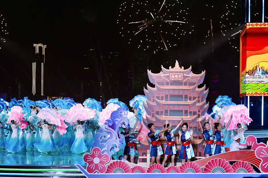 緩緩游弋的主題花船與背后綻放的煙花相映成趣。人民網(wǎng) 彭昀迪攝