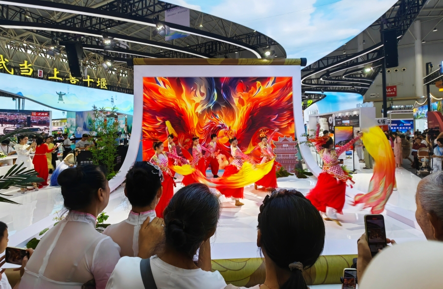 2025年文化旅游產(chǎn)業(yè)博覽會上，特色表演吸引市民駐足。人民網(wǎng)記者 郭婷婷攝