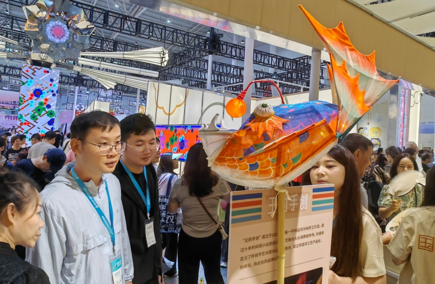 手工制作的文創(chuàng)產(chǎn)品。人民網(wǎng)記者 郭婷婷攝