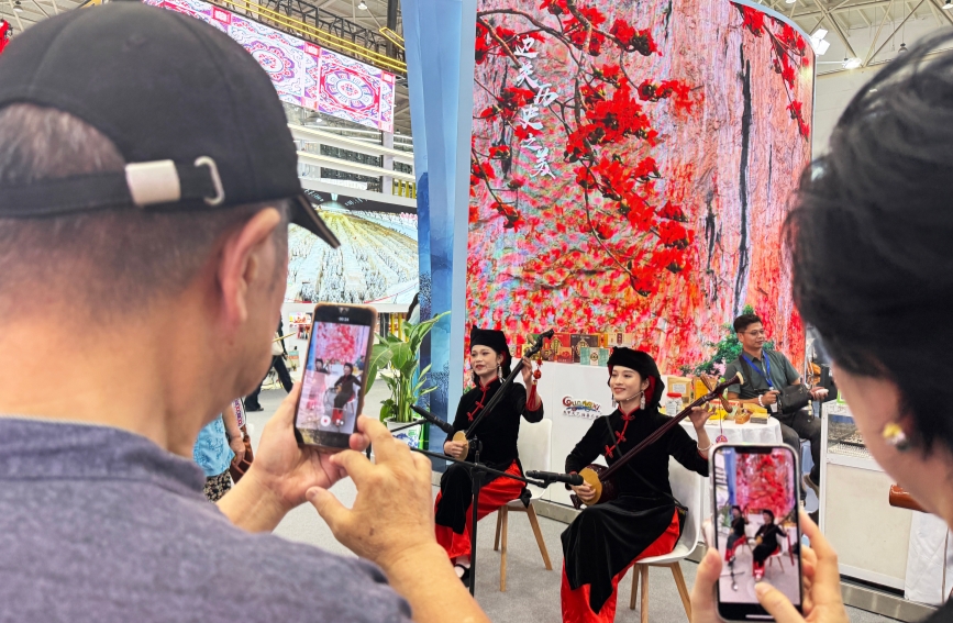 2025年文化旅游產(chǎn)業(yè)博覽會上，觀眾拿出手機(jī)拍照。人民網(wǎng)記者 張雋攝