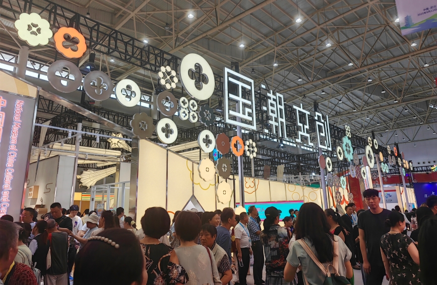 國潮文創(chuàng)區(qū)熱鬧非凡。人民網(wǎng)記者 郭婷婷攝