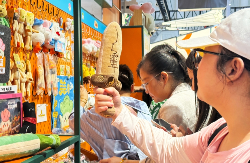 市民選購(gòu)文創(chuàng)產(chǎn)品。人民網(wǎng)記者 張雋攝