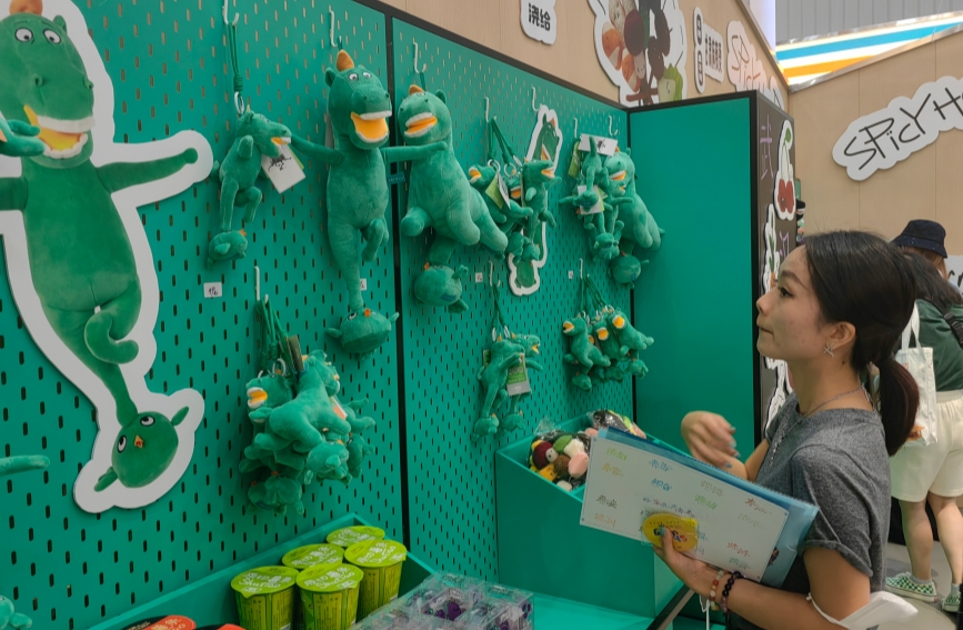 網(wǎng)紅文創(chuàng)“馬踏飛燕”也來(lái)到展會(huì)。人民網(wǎng)記者 郭婷婷攝