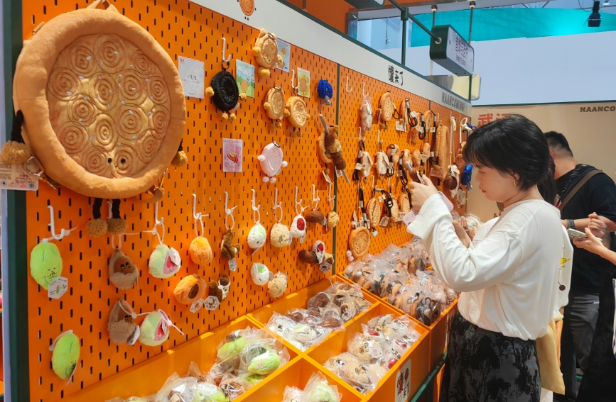 來(lái)自新疆的文創(chuàng)產(chǎn)品“囊來(lái)了”吸引大家注意。人民網(wǎng)記者 郭婷婷攝