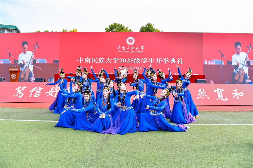 暖場舞《白馬》。學(xué)校供圖