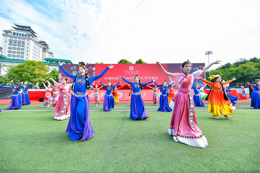 暖場(chǎng)舞《錦繡中華》。學(xué)校供圖