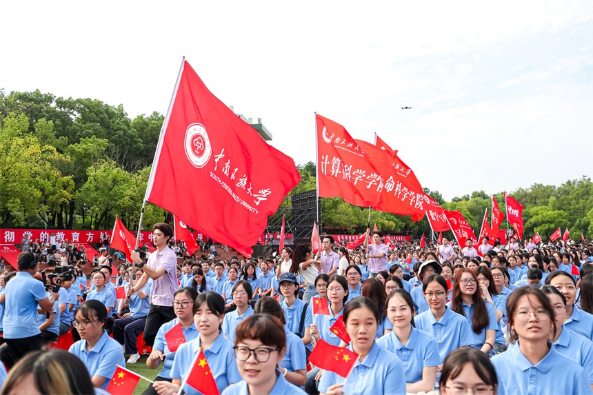 舞動的旗幟。學(xué)校供圖
