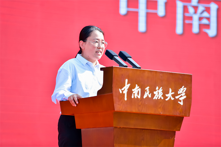 周雪妹發(fā)言。學校供圖