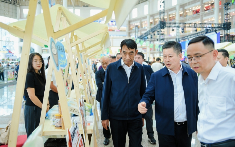 “荊楚糧油中國(guó)行”走進(jìn)昆明。鄂良攝