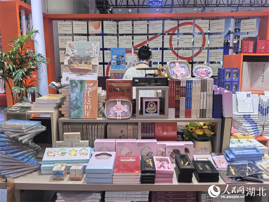 各類文創(chuàng)產(chǎn)品展出。人民網(wǎng)記者 周雯攝