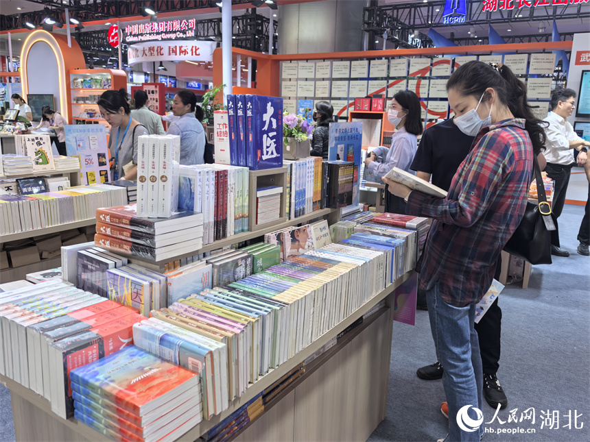 市民在現(xiàn)場(chǎng)看書。人民網(wǎng)記者 周雯攝