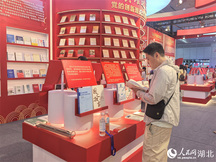 市民正在選購書籍。人民網記者 周雯攝