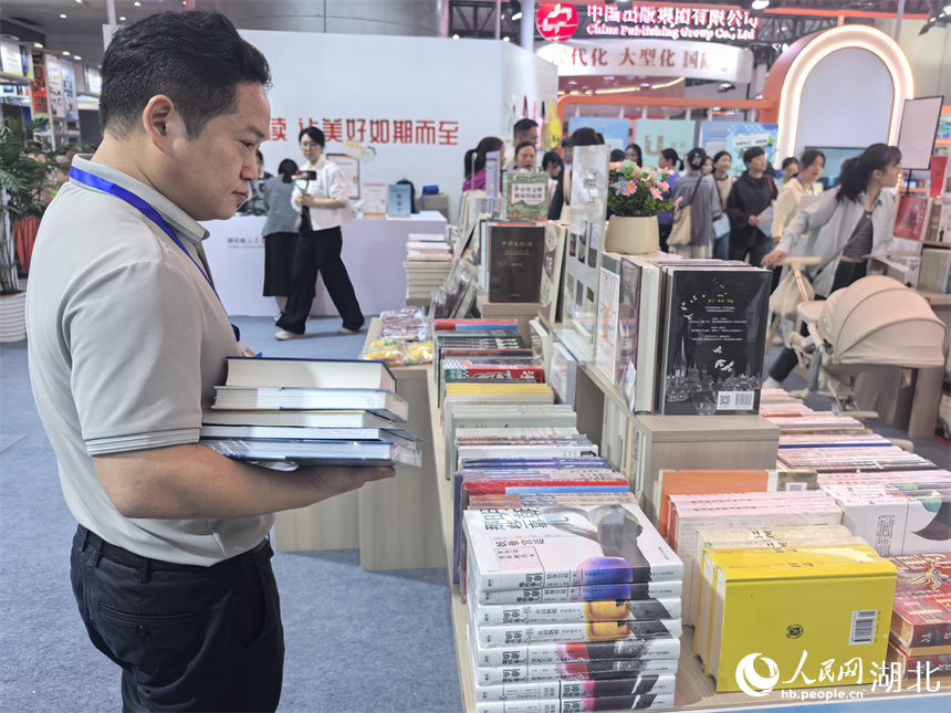 市民正在選購圖書。人民網(wǎng)記者 周雯攝