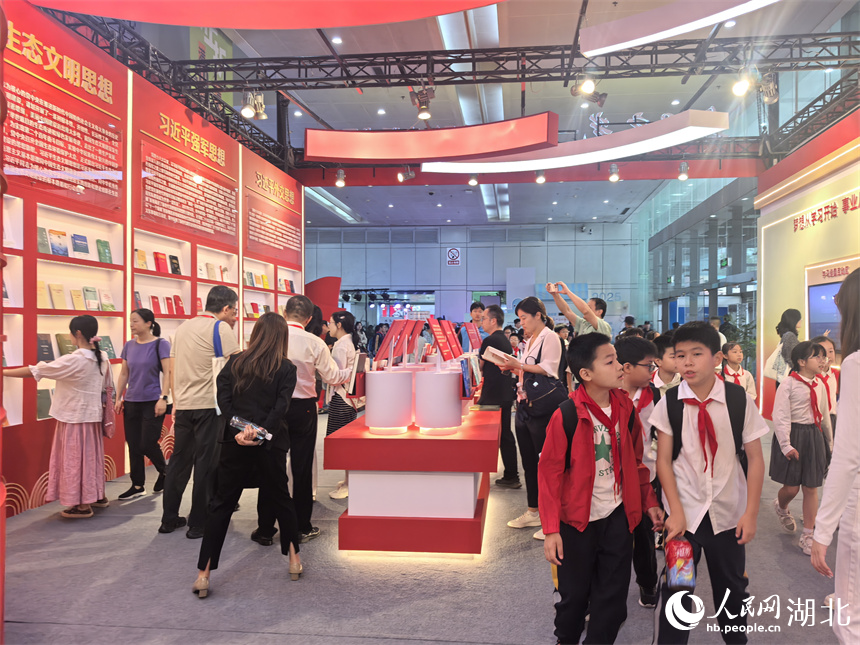 武漢書展現(xiàn)場，人流如織。人民網(wǎng)記者 周雯攝