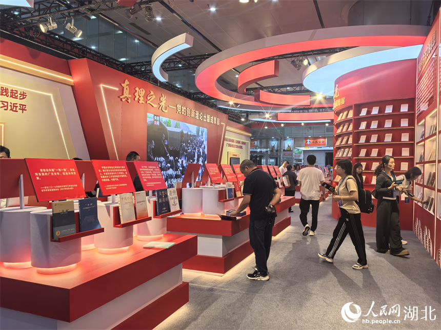 武漢書展現(xiàn)場(chǎng)。人民網(wǎng)記者 周雯攝