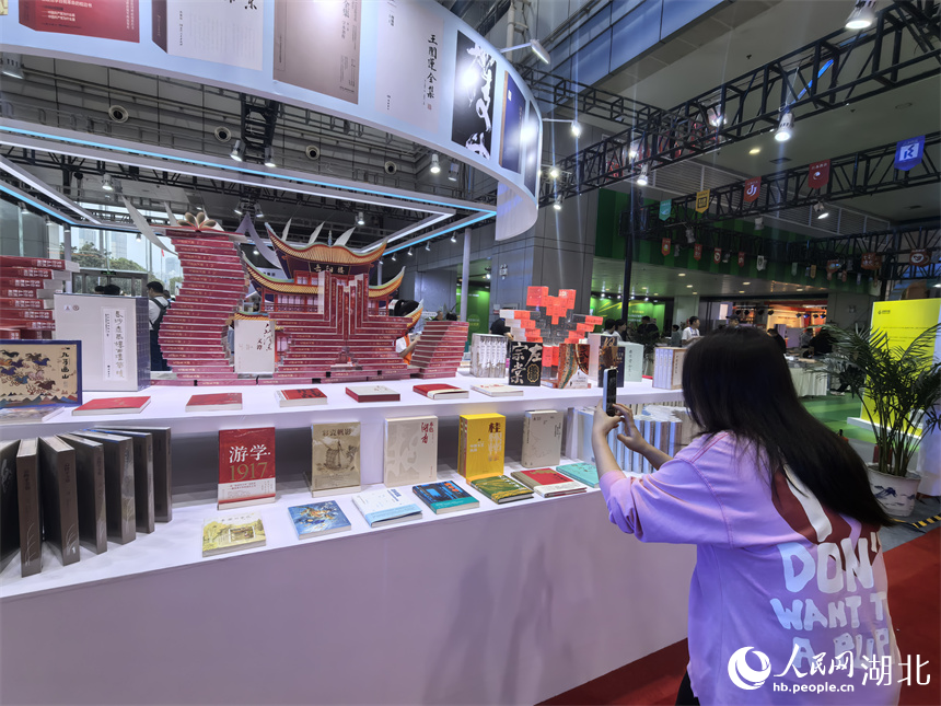 展會現(xiàn)場用書擺出的“岳陽樓”，吸引市民拍照打卡。人民網(wǎng)記者 周雯攝