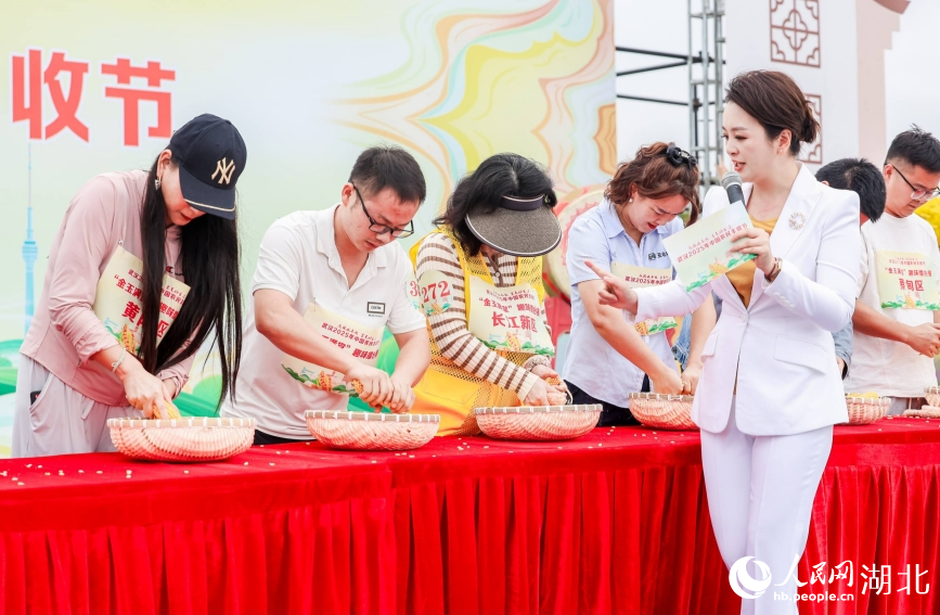 “金玉滿堂”玉米脫粒擂臺賽上，武漢七大農(nóng)業(yè)區(qū)域代表比拼90秒徒手剝玉米。人民網(wǎng)記者 郭婷婷