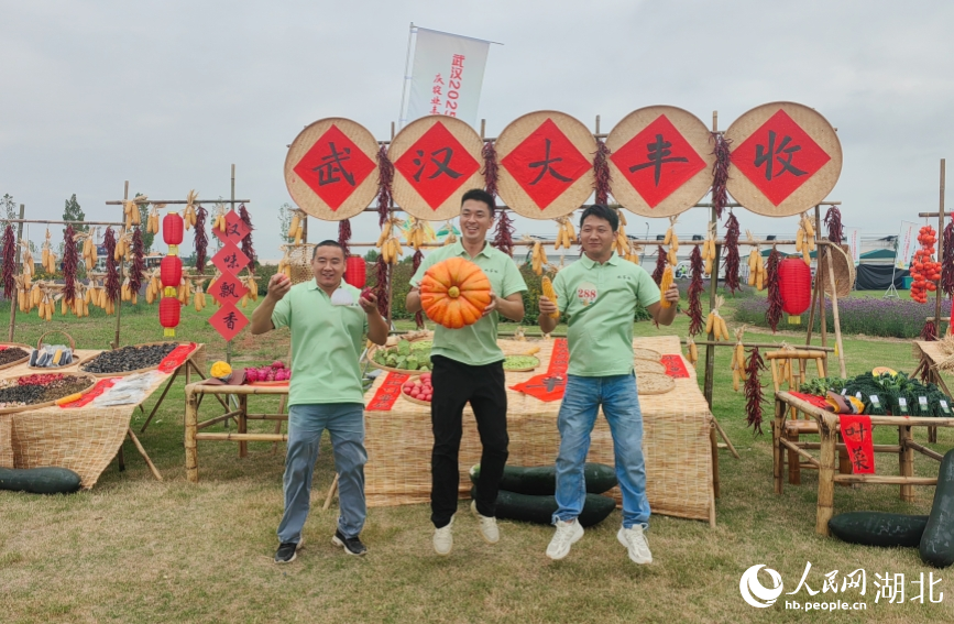 “武漢豐收了”曬秋場景成為市民打卡熱點，沉浸式展現(xiàn)武漢農(nóng)業(yè)豐饒圖景。人民網(wǎng)記者 郭婷婷攝