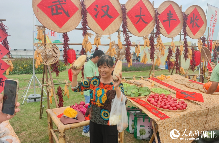 “武漢豐收了”曬秋場(chǎng)景成為市民打卡熱點(diǎn)，沉浸式展現(xiàn)武漢農(nóng)業(yè)豐饒圖景。人民網(wǎng)記者 郭婷婷攝