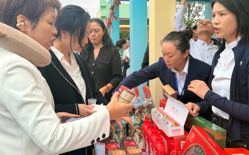 在產(chǎn)業(yè)鏈及美食展區(qū)，游客駐足品嘗、購(gòu)買。張雋攝