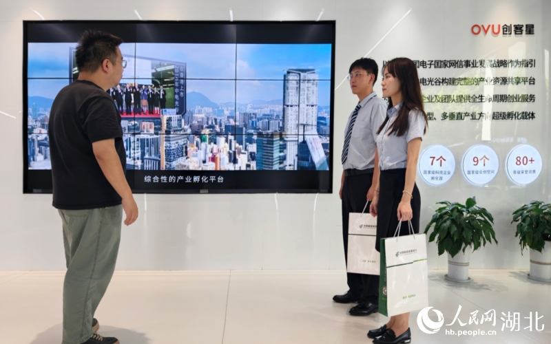 郵儲銀行武漢市分行公司部客戶經(jīng)理正在與客戶溝通對接。人民網(wǎng)記者 周恬攝