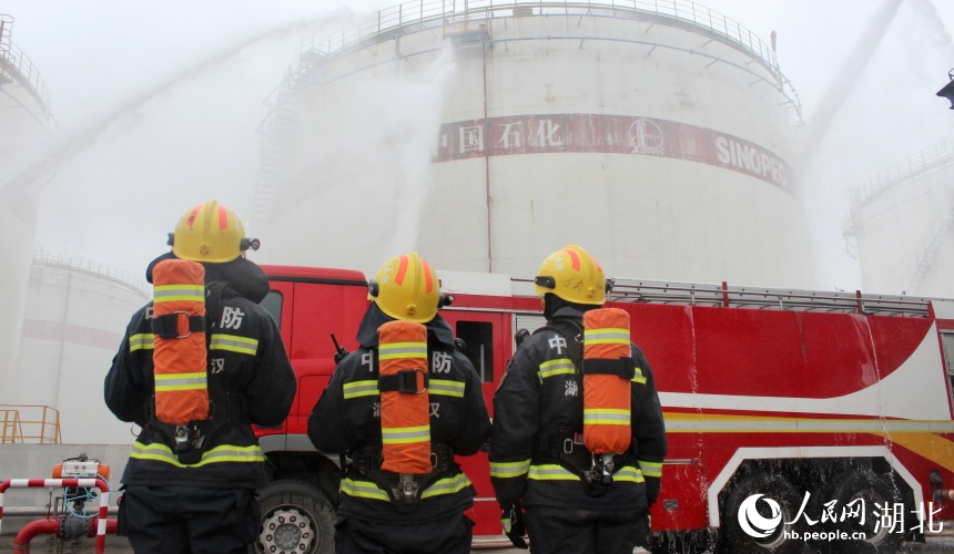 湖北舉行石油化工災(zāi)害事故滅火救援實(shí)戰(zhàn)演練