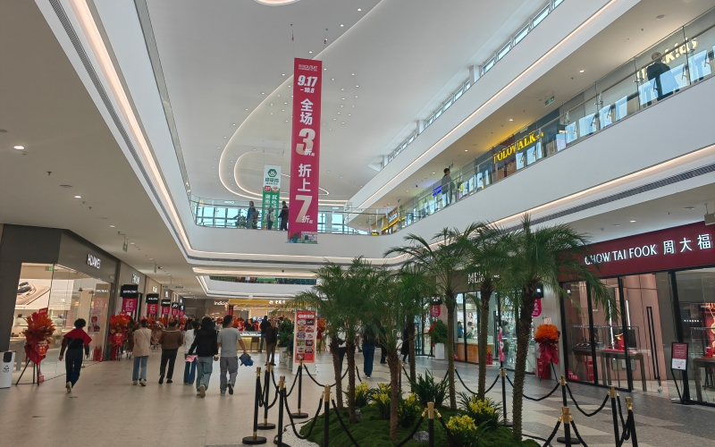 武漢杉杉奧特萊斯廣場(chǎng)室內(nèi)街景。人民網(wǎng)記者 郭婷婷攝