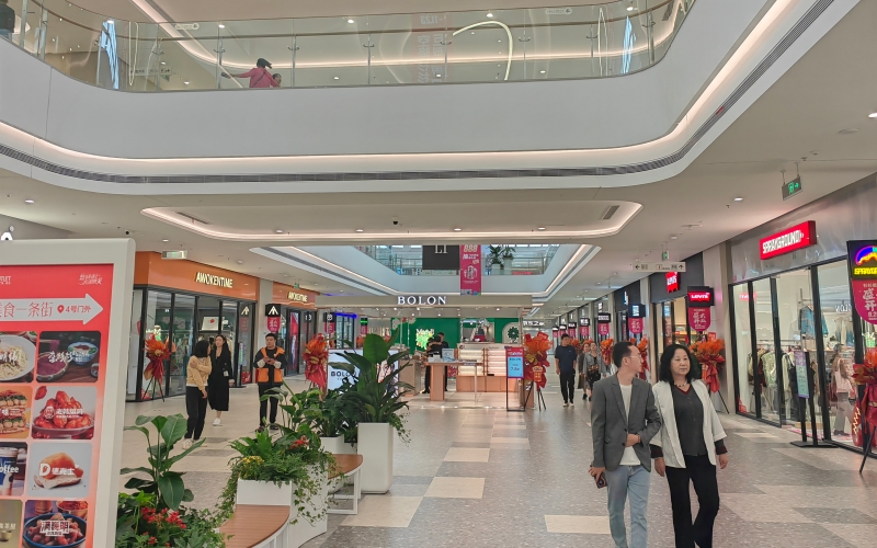 武漢杉杉奧特萊斯廣場(chǎng)室內(nèi)街區(qū)。人民網(wǎng)記者 郭婷婷攝