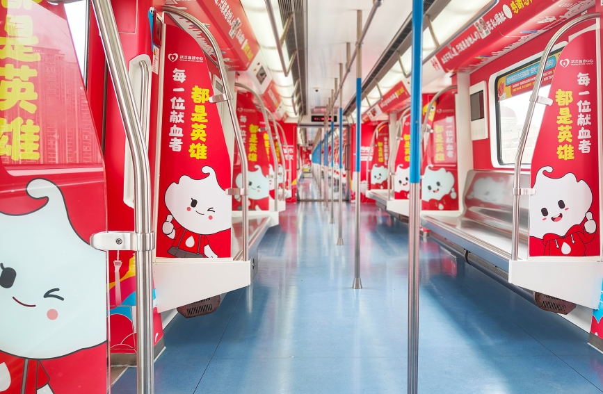 “英雄紅”涂鴉列車車廂內(nèi)景布置。