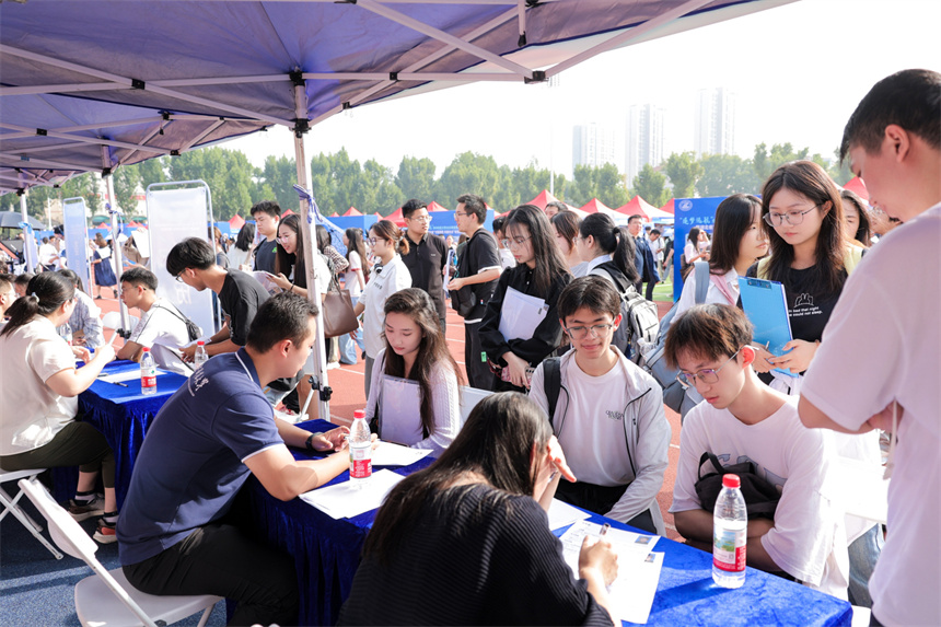 “才聚荊楚”秋招開場 兩萬學(xué)子與近700企業(yè)共赴“未來之約”